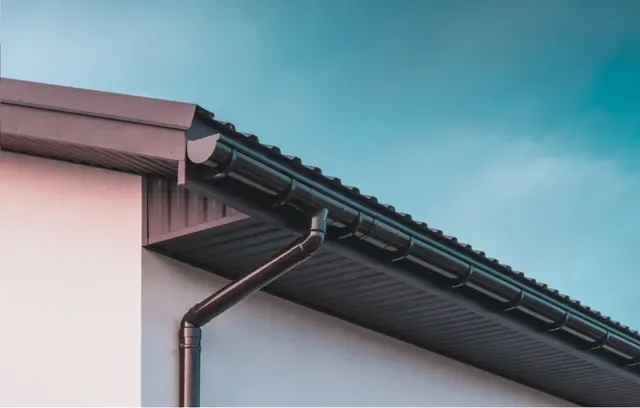 Pose de gouttières en zinc sur une maison à Montluçon